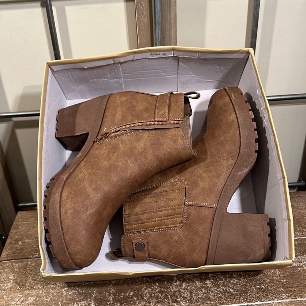 Boots size 10 women taupe color “new”